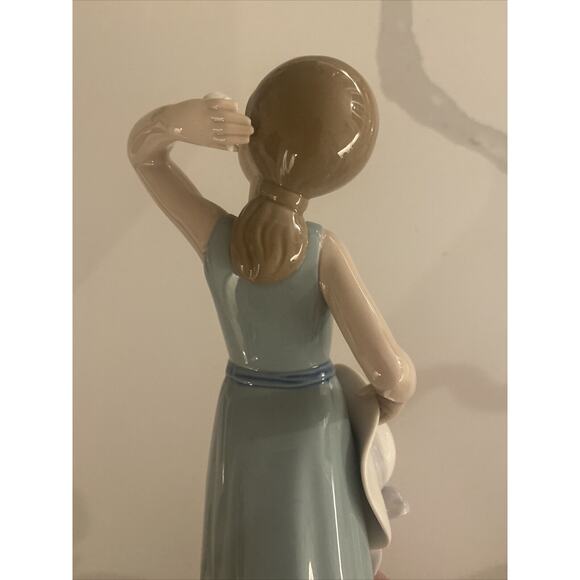 Lladro #5010 "Coiffure Girl with Straw Hat", Spain by Francisco Catala, Mint. - Picture 5 of 8